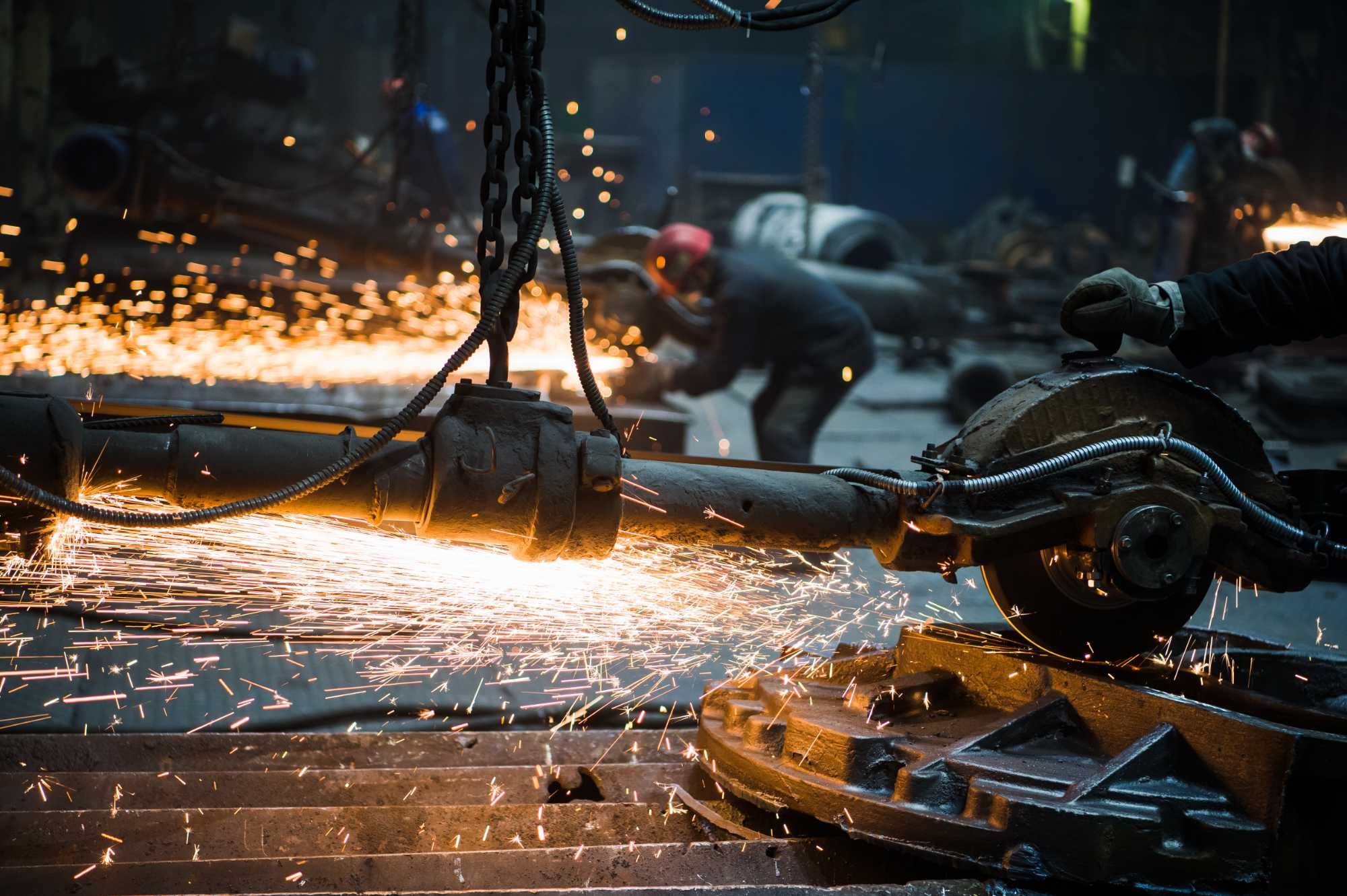 industrial-worker-cutting-and-welding-metal-with-m-7W5Q9PM.jpg