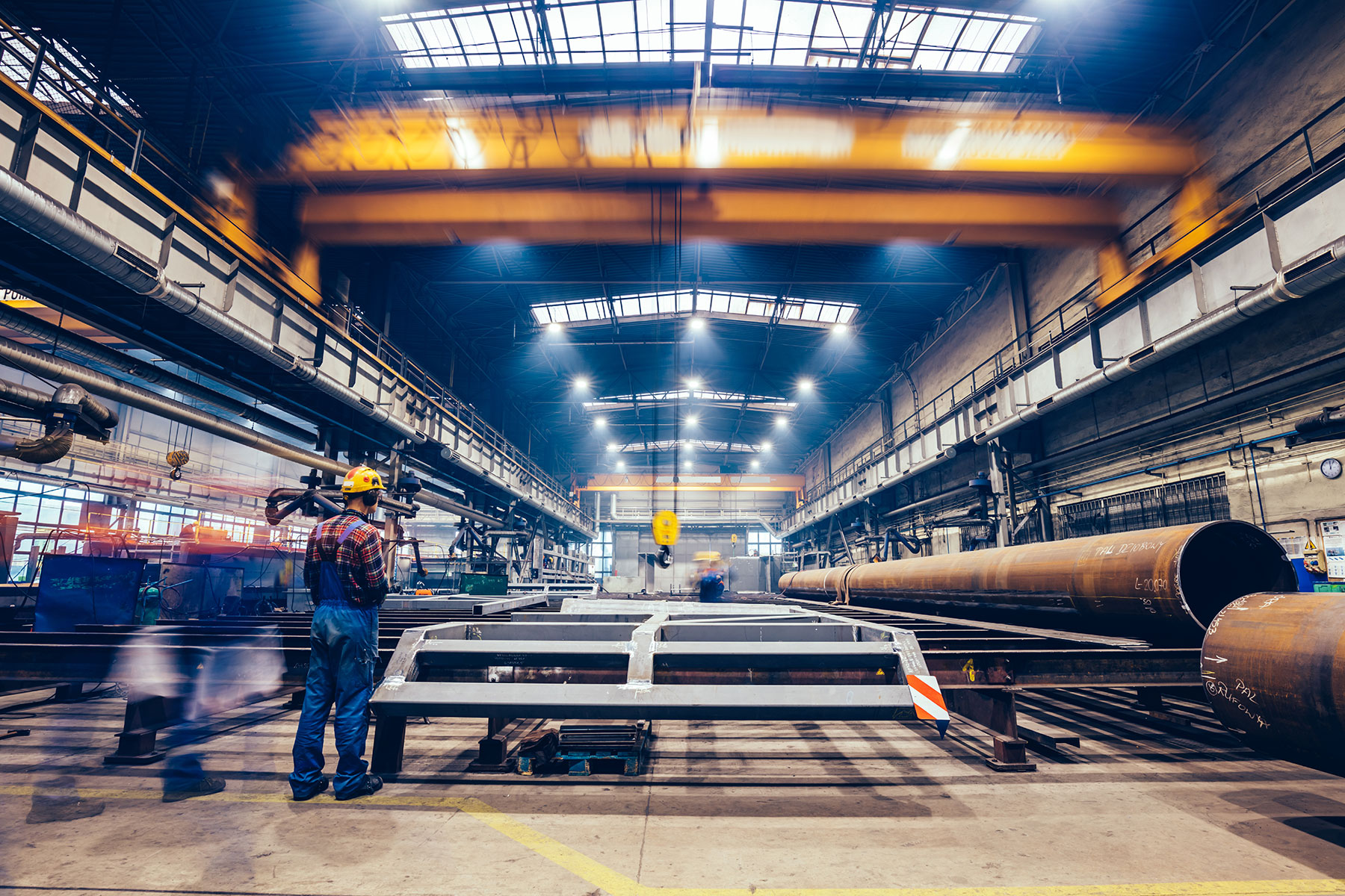 large-factory-hall-blue-collar-workers-at-work-7N8ERF6.jpg