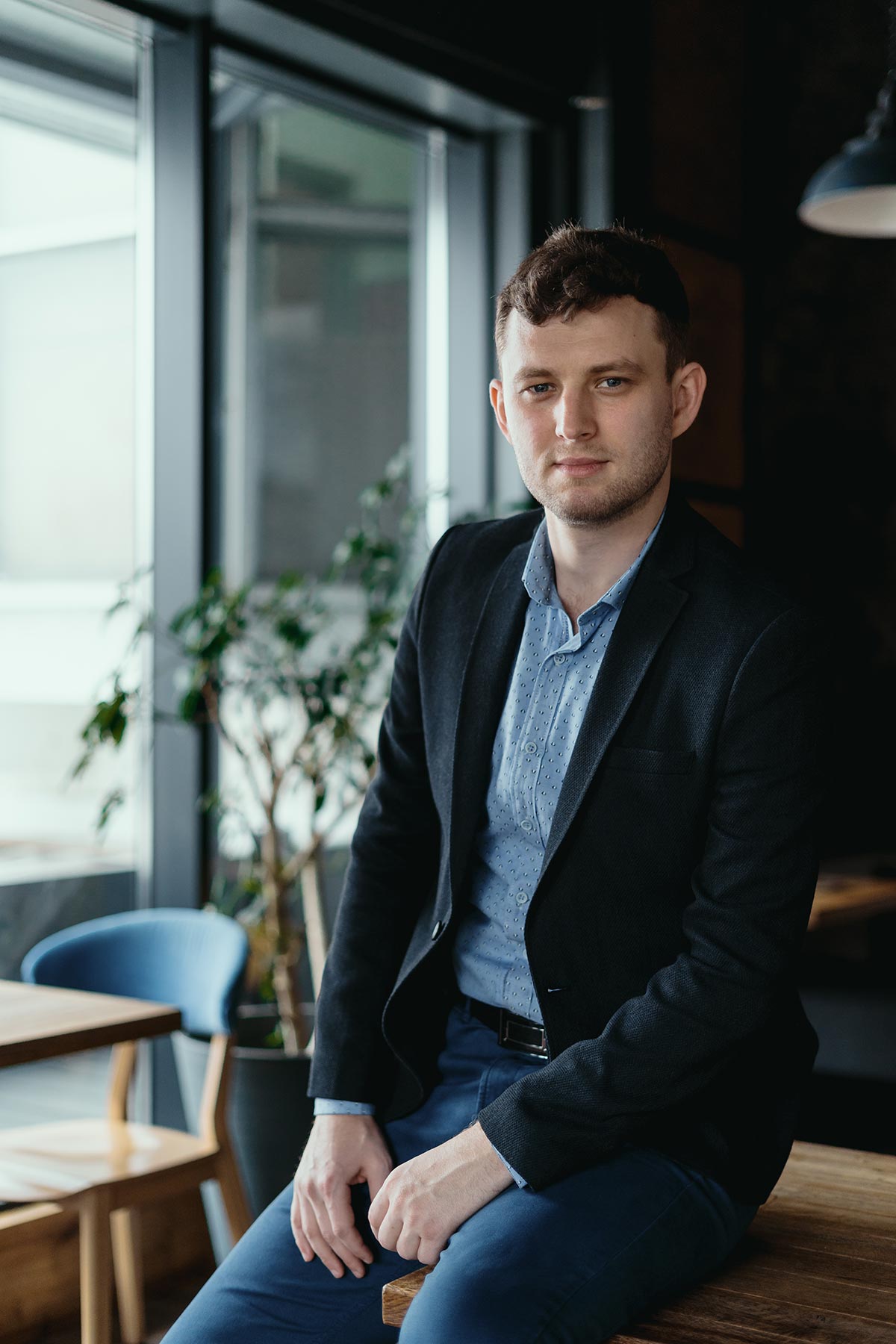 man-portrait-posing-in-a-loft-modern-space-2JG8Z78.jpg