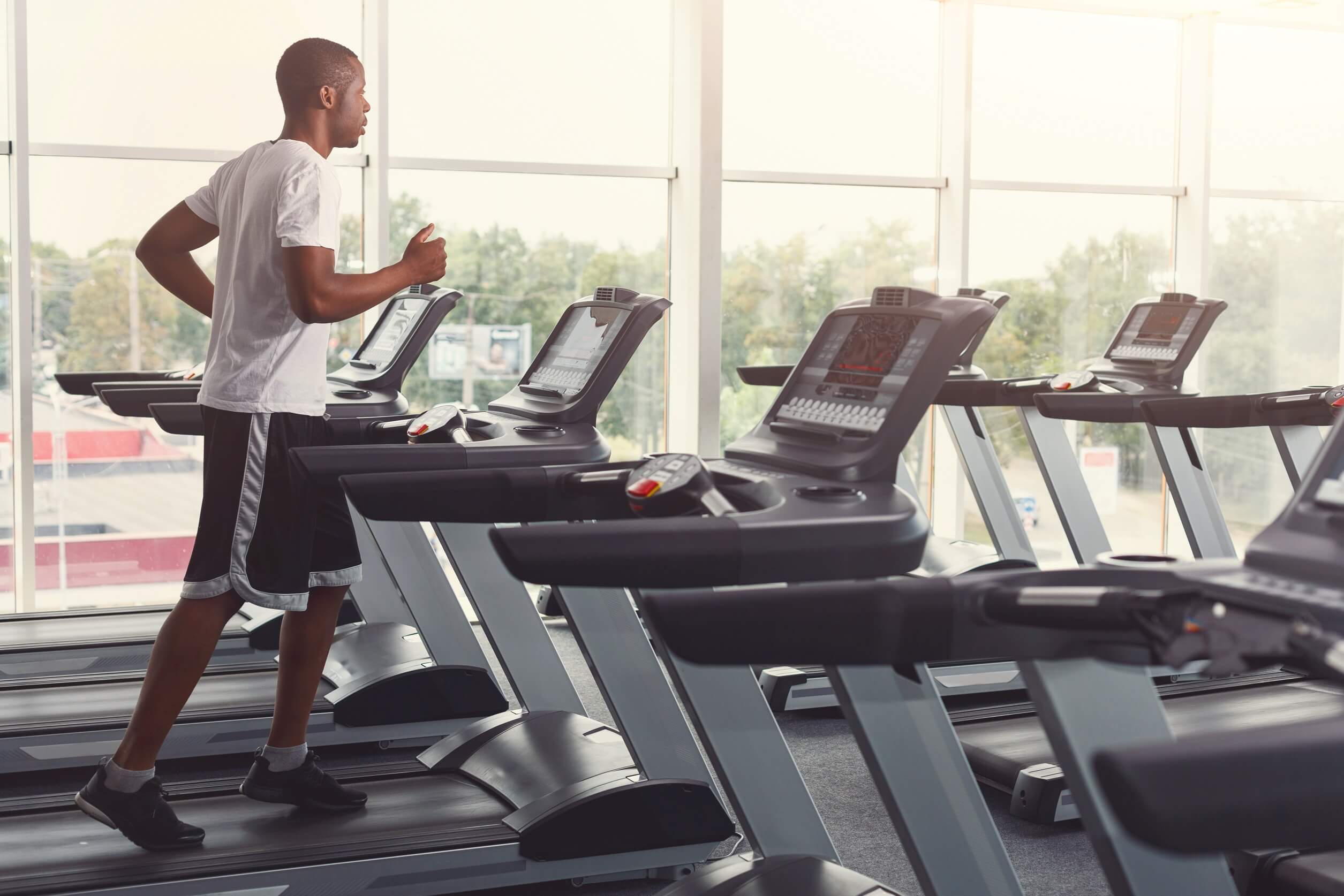 young-man-in-gym-run-on-treadmill-2021-08-26-16-32-12-utc.jpg