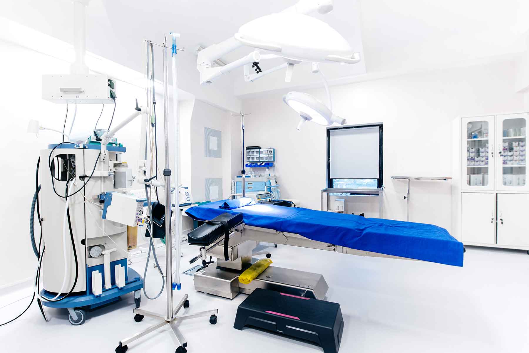 hospital-interior-with-operating-surgery-table-P7DLTV2.jpg