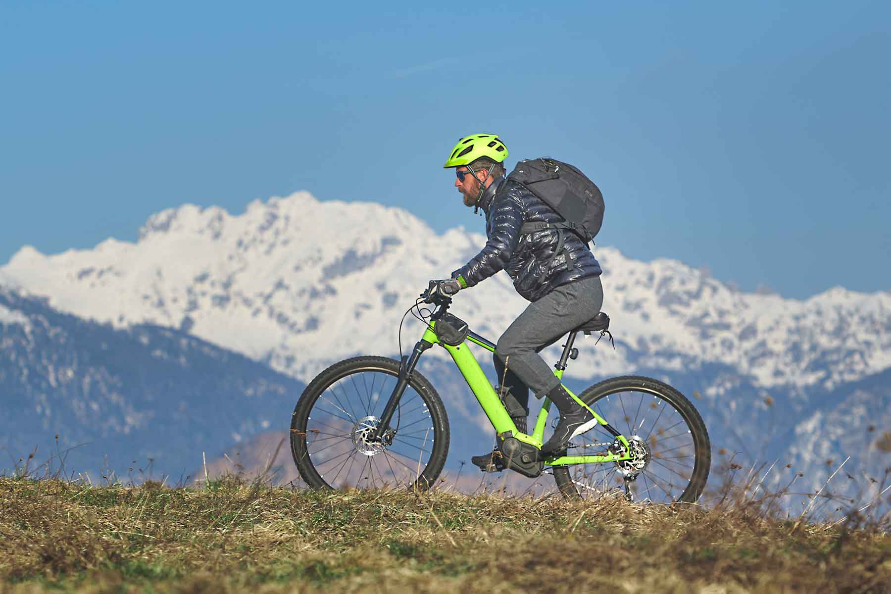 young-man-during-mountain-bike-excursion-UXXX75F.jpg