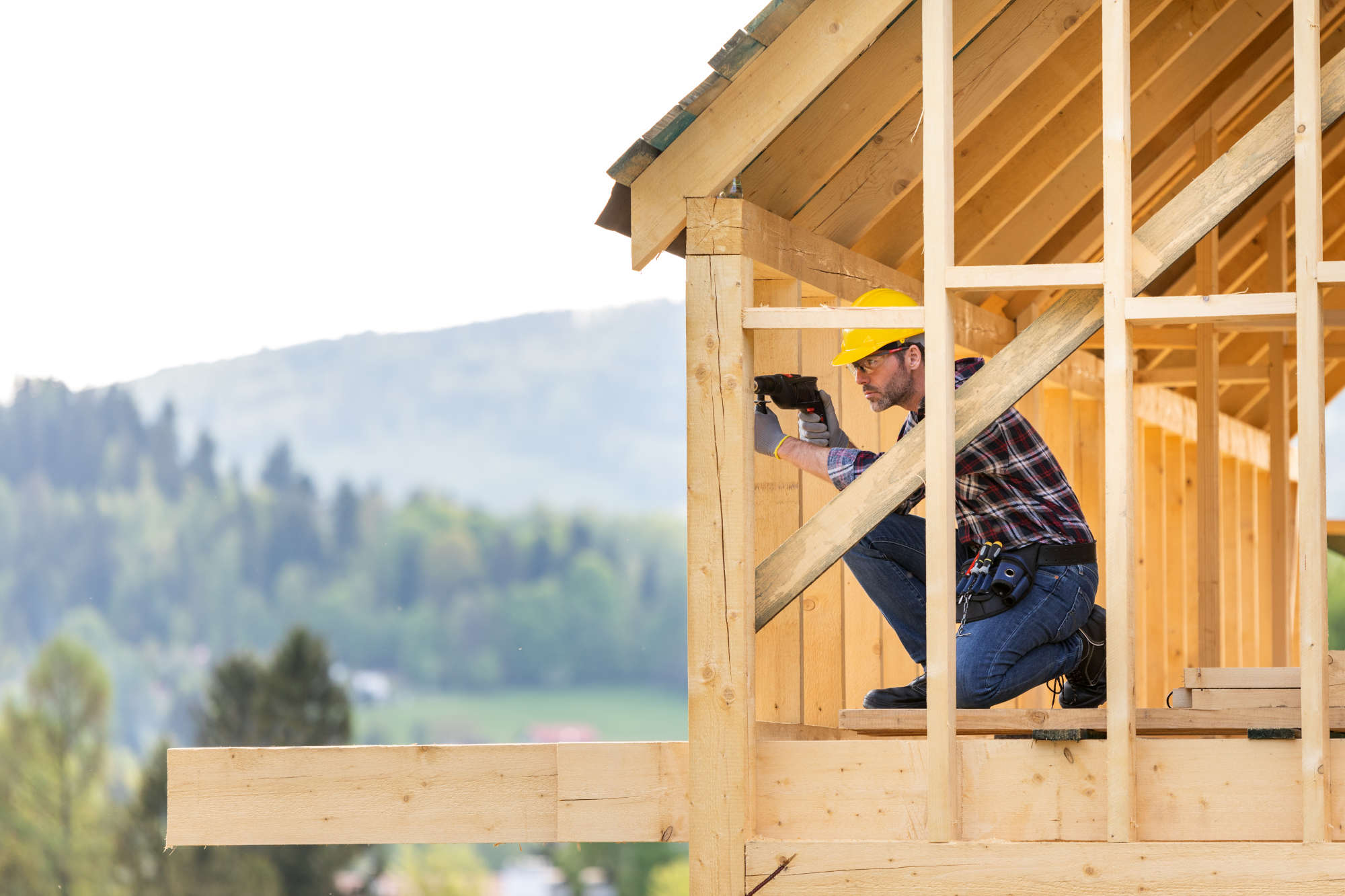roofer-builder-working-on-roof-structure-at-constr-6AHKKP3.jpg
